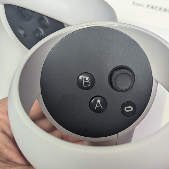 Meta Oculus Quest 2 64GB Advanced All-In-One VR Headset - Picture 6 of 16